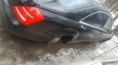 Как обули мой московский Мерседес в Рязанской глуши. Припарковался у леса и оказался без колёс. Это Рязань, детка