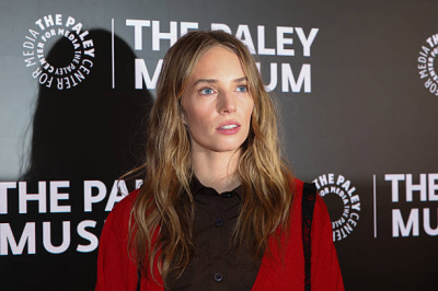 Майя Хоук из &laquo;Очень странных дел&raquo; вышла замуж